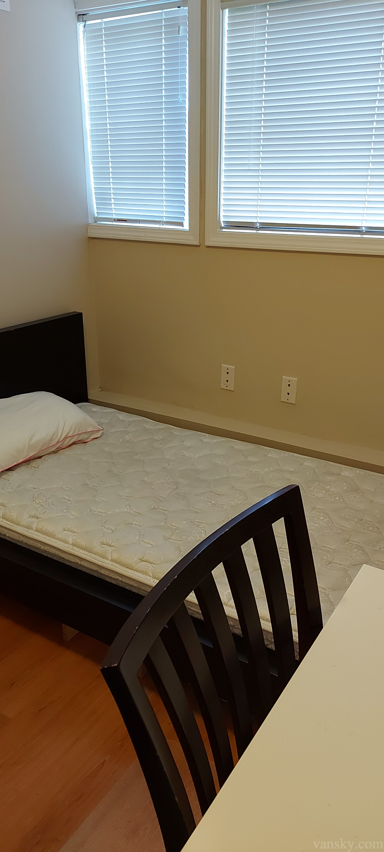 211209120225_small room 2.jpg